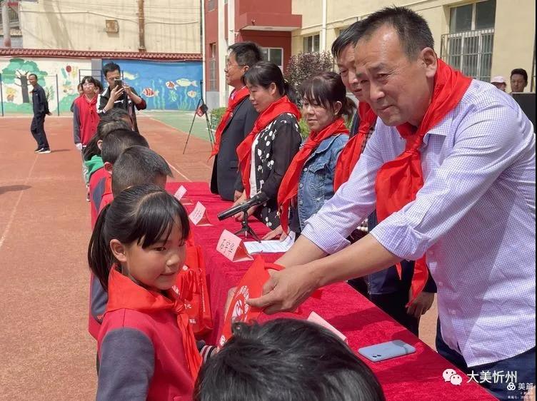江阴山西商会副会长谢继跃一行“六·一”儿童节帮学助教偏关县公益捐赠活动