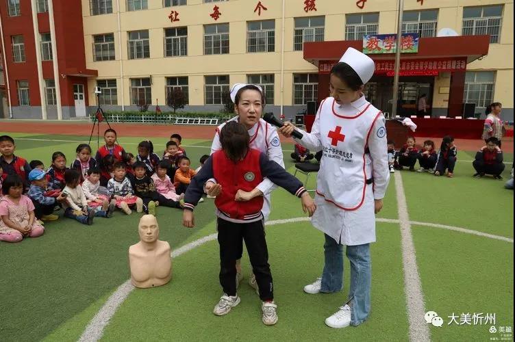 江阴山西商会副会长谢继跃一行“六·一”儿童节帮学助教偏关县公益捐赠活动