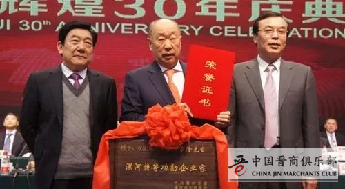 万洪建:我眼中的父亲和万隆