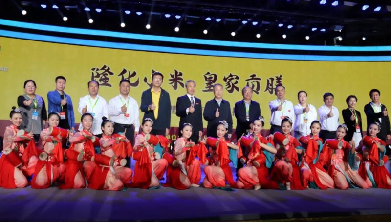 朱鹏代表山西小米运营中心与翼城县隆化小米签约合作