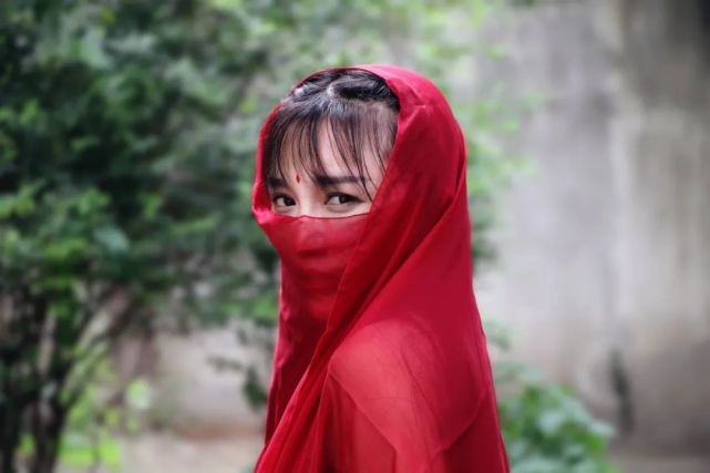 往坑里带节奏的“助理”| 李子柒微念“战事”升级,价值数十亿IP风雨飘摇