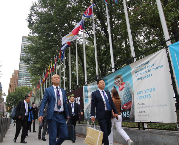 步入联合国大厦