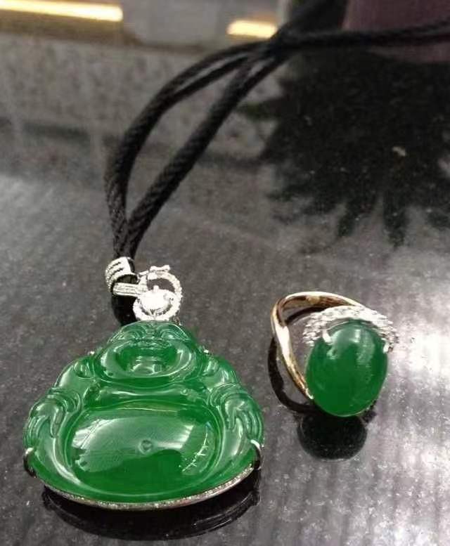 山西太原一民警执行任务时盗窃事主700万元财物,含一枚8克拉钻戒