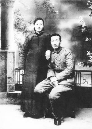 以国民党军官面貌示人的阎又文和妻子合影照