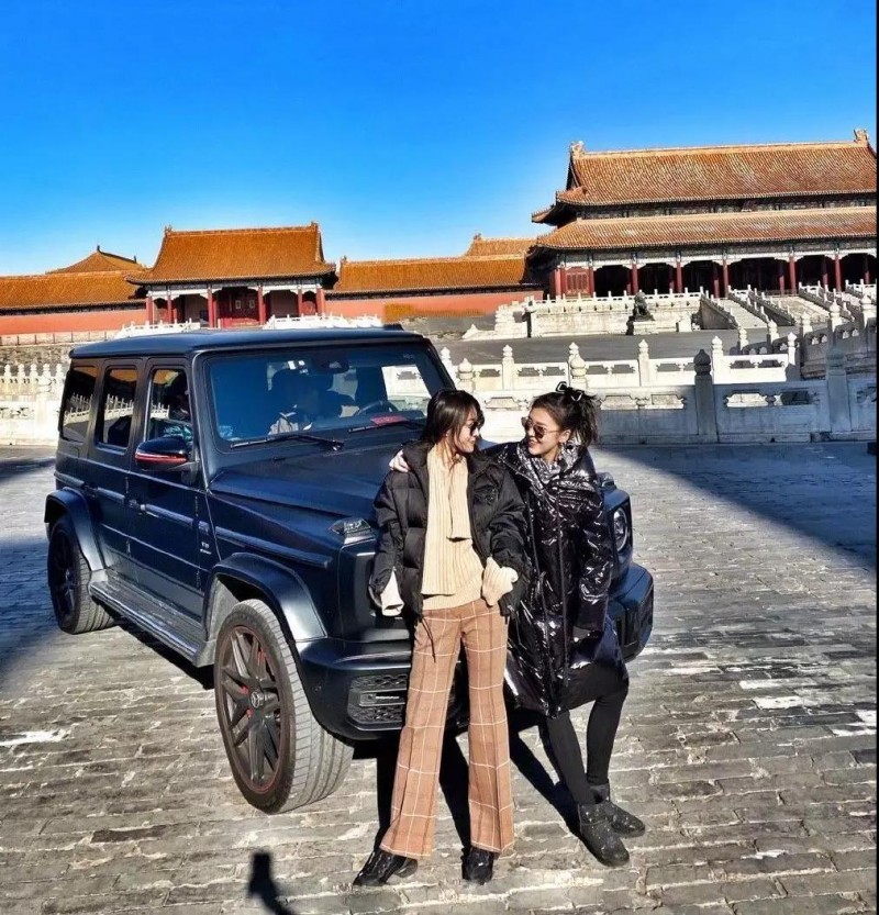 惹怒全国网友各地两会之际疑似红三代露小宝开豪华大奔游故宫