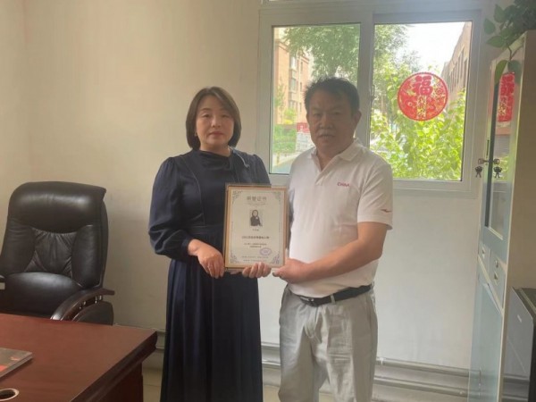 山西省重庆商会向2021百名优秀晋商人物王东丽颁发荣誉奖牌