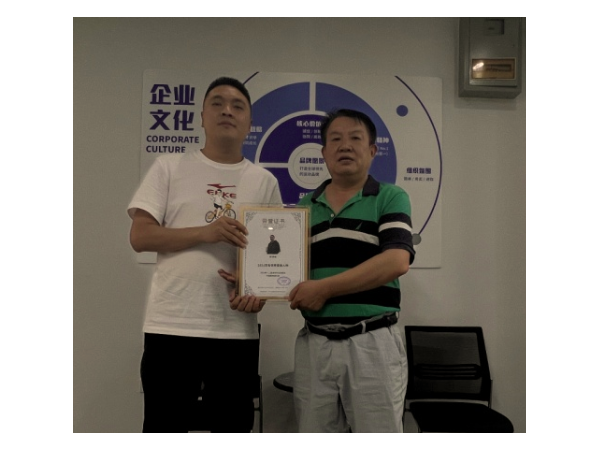 山西省鞋业商会向2021百名优秀晋商人物郭博峰颁发荣誉奖牌