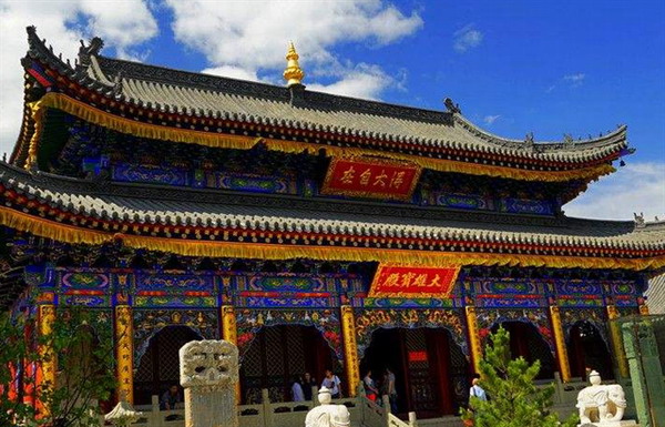 在晋商活跃的时期,五台山寺院如何利用多方资源获益?