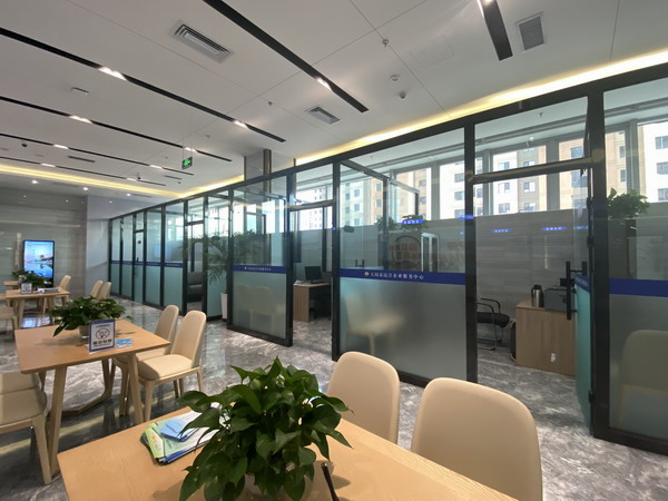 大同市民营企业服务中心 晋商俱乐部秘书长刘文斌与大同市市委副书记艾凌宇等座谈