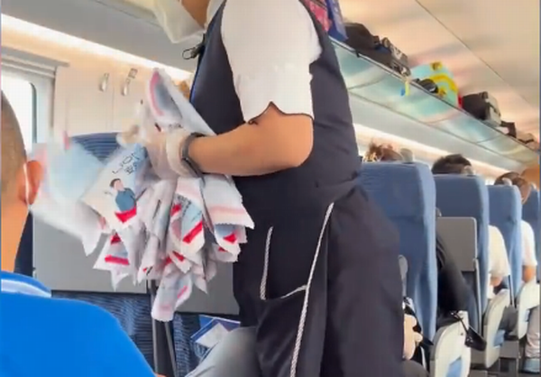 智能锁等不及到站！李易峰嫖娼被捕，高铁行驶中乘务员紧急撤换座椅广告