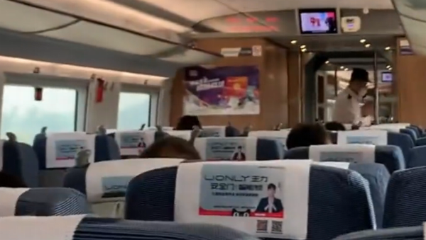 智能锁等不及到站！李易峰嫖娼被捕，高铁行驶中乘务员紧急撤换座椅广告