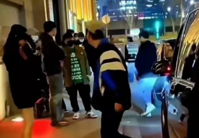 疑似王思聪打架画面曝光 怀抱一长腿美女