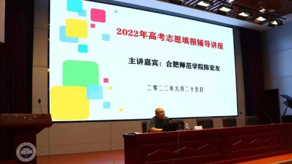 为这位勇夺教授话筒的中学生捏把汗