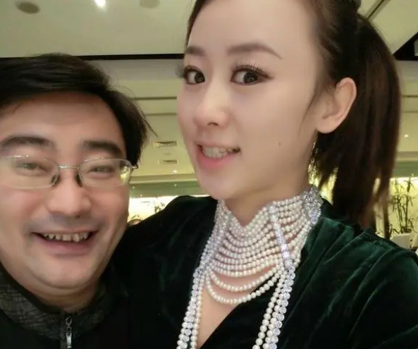 回顾：22岁美女主持被高官包养，同居4年花费千万，最后举报落马