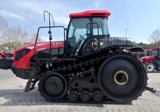 国内首台220马力履带拖拉机在中国一拖成功下线