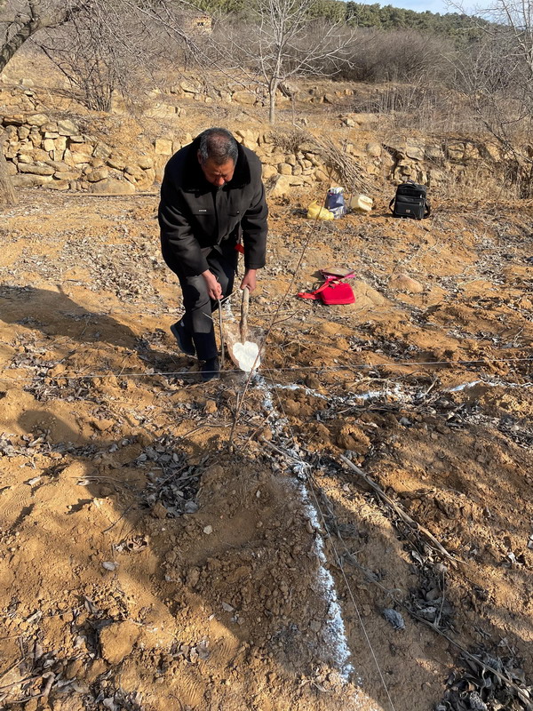 目睹了山西农村的传统土葬，和阴阳先生聊了很多日月。