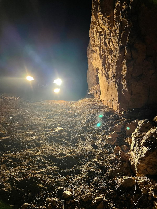 目睹了山西农村的传统土葬，和阴阳先生聊了很多日月。