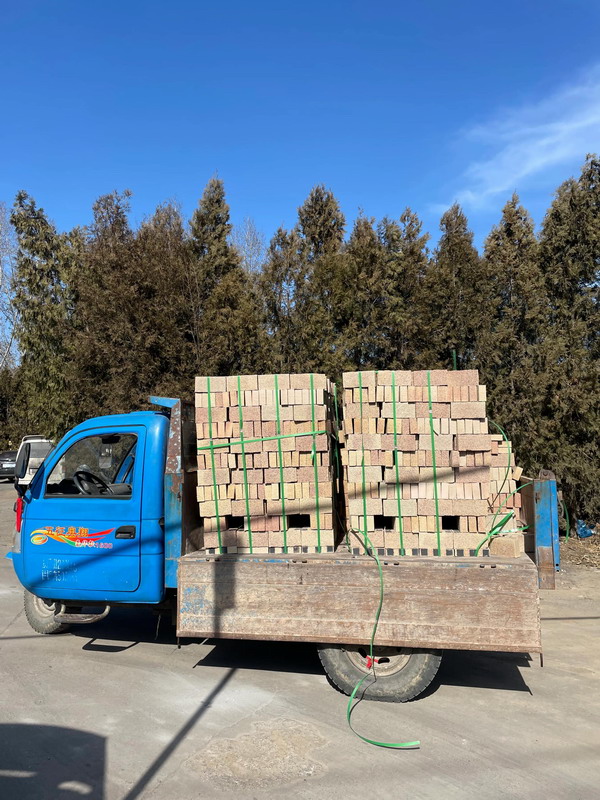 目睹了山西农村的传统土葬，和阴阳先生聊了很多日月。