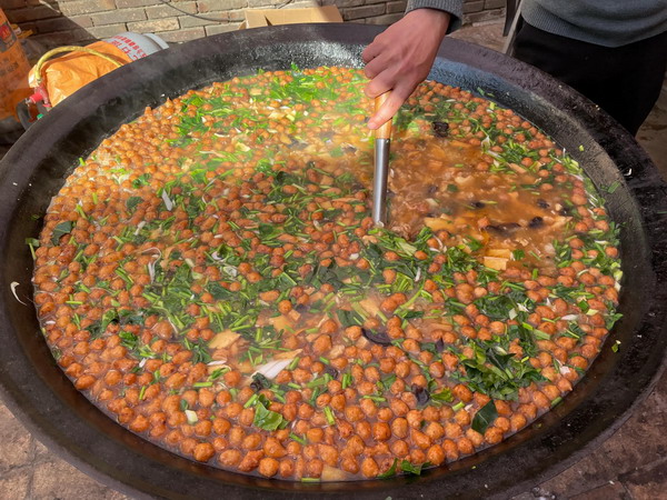 目睹了山西农村的传统土葬，和阴阳先生聊了很多日月。