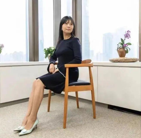 &ldquo;金融女神&rdquo;出手就王炸！100亿够了，有钱都不要了