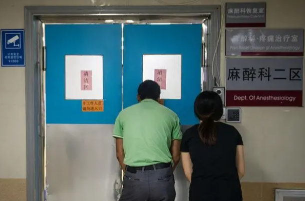 近日，有媒体报道，手术室成为医院内性骚扰的重灾区，许多医护人员和患者在手术过程中遭受了言语、肢体或其他形式的性骚扰。这一现象引发了社会的广泛关注和讨论，也暴露了医院管理和职业道德方面的严重问题。   手术室是一个特殊的工作场所，它不仅关系到患者的生命安全，也是医护人员展示专业技能和素养的地方。然而，在一些手术室内，却出现了一些不专业、不道德、甚至违法的行为，如开黄腔、议论病人、对年轻女性实习生或护士进行言语骚扰或身体接触等。这些行为不仅侵犯了他人的人格尊严和身体自由，也破坏了手术室的严肃和安静环境，影响了手术质量和效率，给医院和患者带来了隐患和风险。   根据《民法典》第1010条规定，违背他人意愿，以言语、文字、图像、肢体行为等方式对他人实施性骚扰的，受害人有权依法请求行为人承担民事责任。因此，手术室内的任何形式的性骚扰都是违法行为，应该受到法律的制裁和惩罚。同时，医院作为职业场所的管理者，也应该加强对手术室内的监督和规范，制定严格的制度和措施，防止和杜绝性骚扰现象的发生。对于发现或投诉的性骚扰案件，医院应该及时调查处理，并给予当事人相应的处分或解聘。此外，医院还应该加强对医护人员的职业道德教育和培训，提高他们的法律意识和职业素养，让他们尊重他人、尊重自己、尊重职业。   手术室内的性骚扰问题是一个严重而敏感的话题，它关系到医患关系、医院形象、社会公平等多方面的利益。我们希望通过媒体的曝光和社会的监督，能够引起各方面的重视和反思，促进医院管理和职业道德方面的改进和提升，营造一个安全、健康、文明、专业的手术环境。