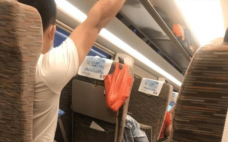 大反转!高铁打人夫妇傲慢了半辈子,却“毁”在硬刚的小姑娘手上 四川江油公务员教师夫妻 | 大反转!高铁打人夫妇傲慢了半辈子,却“毁”在硬刚的小姑娘手上