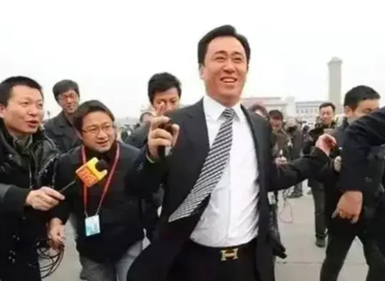 许家印发家秘史：干过保安掏过粪，发迹后风光无限，如今让人唏嘘