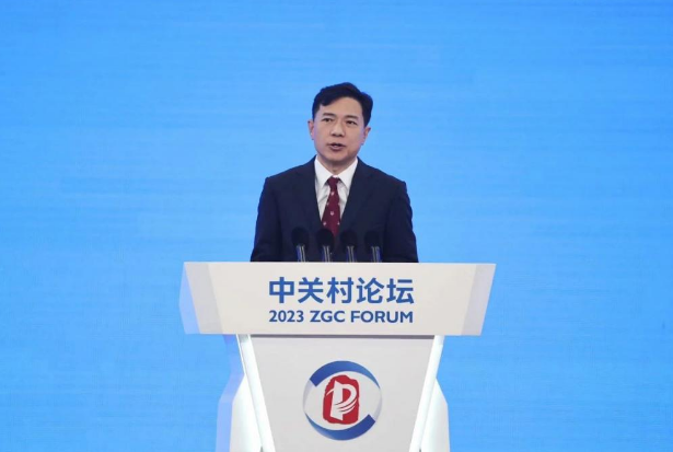 李彦宏:大模型时代要教育孩子如何提出问题