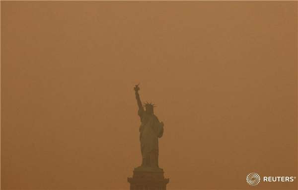 自由女神像被雾霾笼罩 加拿大最严重山火烟吹到美国 网友：像在印度