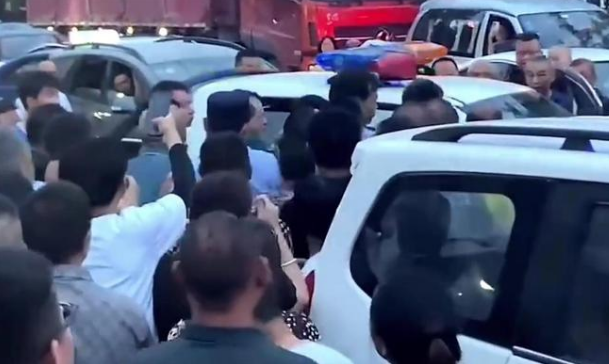 四川多名城管打摊贩被围堵，公安局局长现场喊话