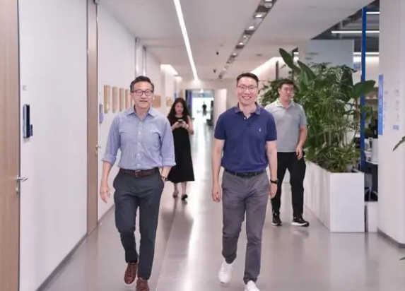 蔡崇信接任阿里集团董事会主席当天现身菜鸟