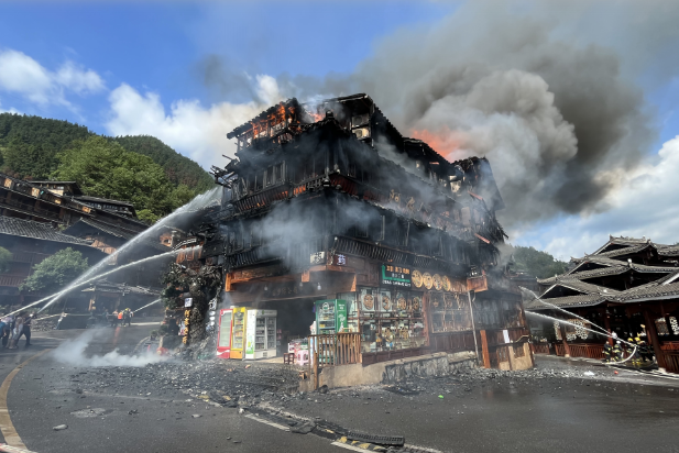 贵州西江村发生火灾致6人受伤2人遇难