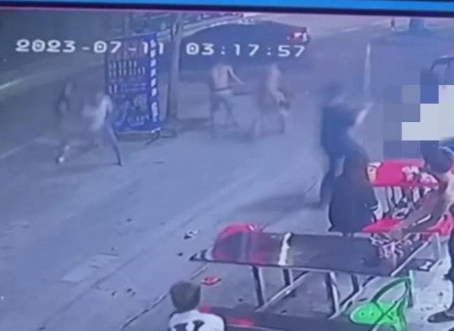 几名混混追着轿车砸，车主掉头撞向混混，民众评论车主做得对