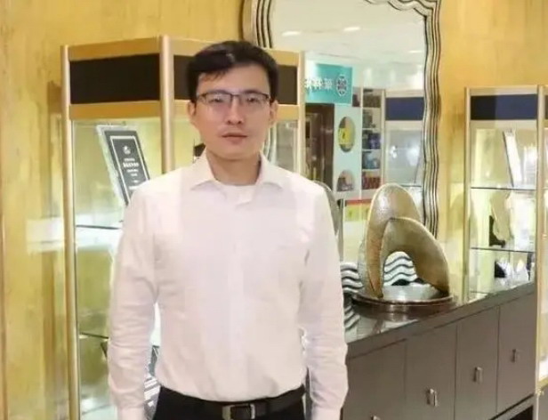 他靠“替人交税”,一年进账近千亿