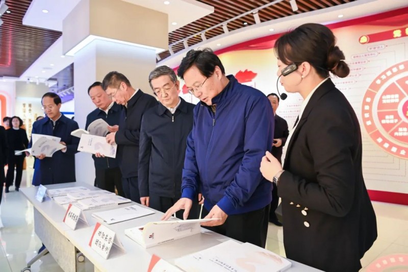 吴存荣率住晋全国政协委员在太原考察 山西焦煤赵建泽参加并在座谈会上发言