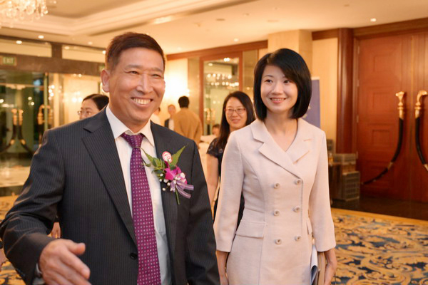 明海龙会长迎接孙雪玲部长