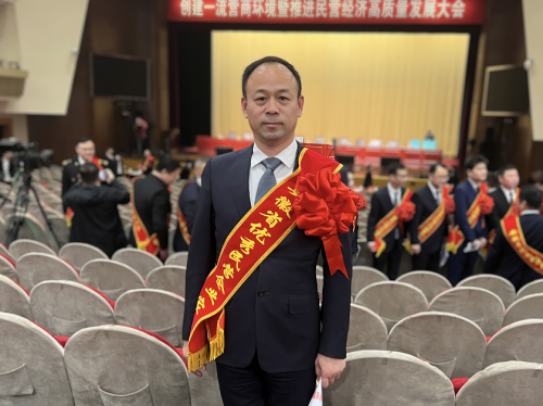 德力玻璃集团董事长施卫东 被授予“安徽省优秀民营企业家”称号