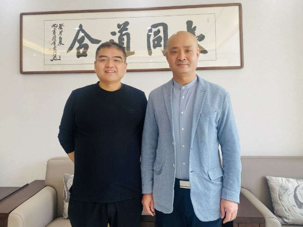 中国晋商俱乐部理事崔鸣岐与秘书长刘文斌交流中医研发与应用的完美结合