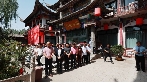 与会代表面朝临汾烈士陵园方向集体默哀