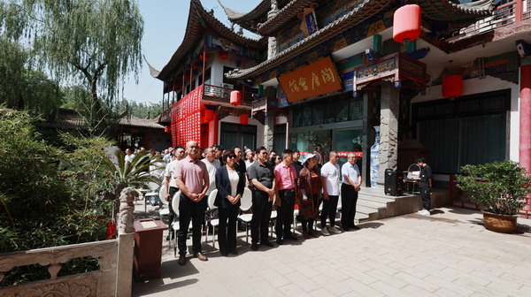 与会代表面朝临汾烈士陵园方向集体默哀