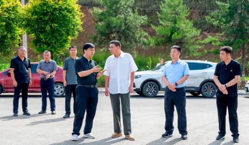 山西左权县委书记石勇深入乳胶产业园现场办公