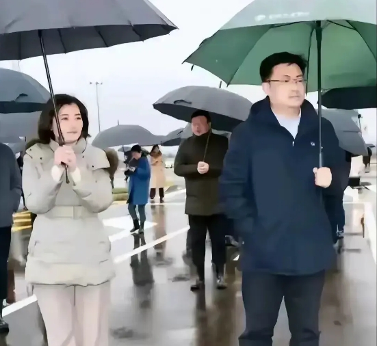 大热天的:毛书记的瓜还没吃完.改吃兰书记的瓜了,太热闹了!