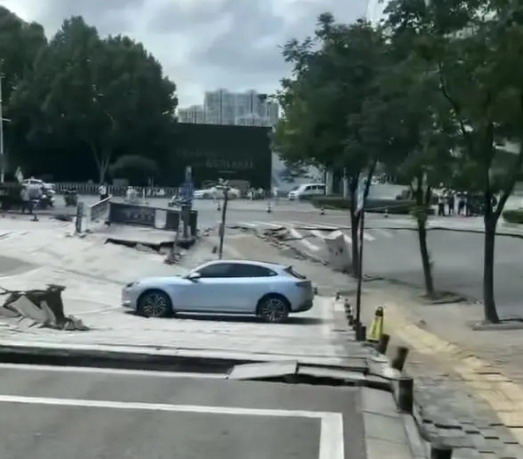 武汉发生发生路面沉降!深圳报业被武汉一街道办怼了“深圳报业为什么要报道武汉的事情?”