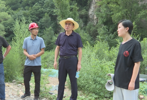 山西左权县委书记石勇深入莲花岩“玻璃之城”项目现场办公