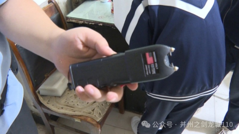事发山西太原市迎新街，一初中生手持电击器当街追赶小学生