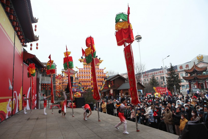 高番空中展绝技，惊险刺激