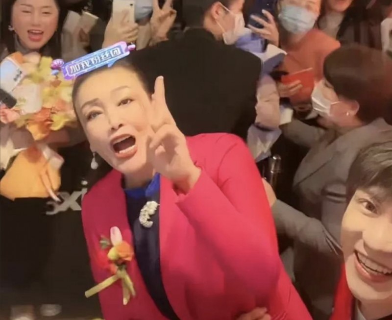 网友神提问，频频利用前儿媳大S整活营销，张兰是企业家么？