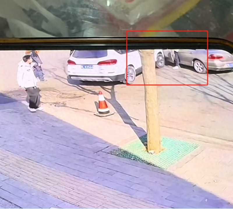 2月18日，山西翼城县发生一起酒驾事故。监控显示，公职人员张某华酒后驾驶白色SUV，不仅违规掉头撞车，还在小轿车驾驶员下车查看时再次撞击，致其左腿被卡。据王先生称，张某华当场承认酒驾并希望私了，但在伤者送医后却趁机逃跑。直到2月19日双方才在交警队再次碰面。 这起事件引发争议：公职人员是否应更严格遵守法律法规？酒驾私了、逃避责任的行为又该如何惩处？社会期待一个公正的处理结果。