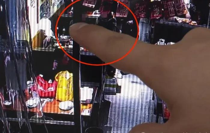 太原"塑料闺蜜"饭店秒偷万元手机