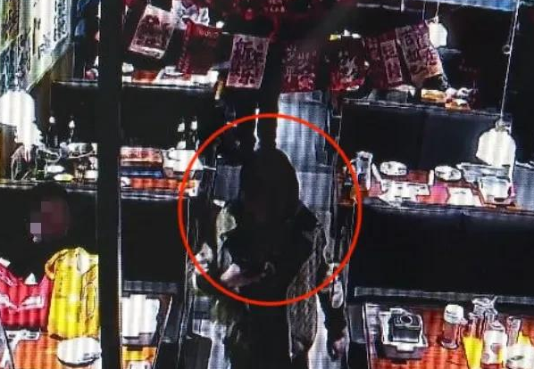 太原"塑料闺蜜"饭店秒偷万元手机